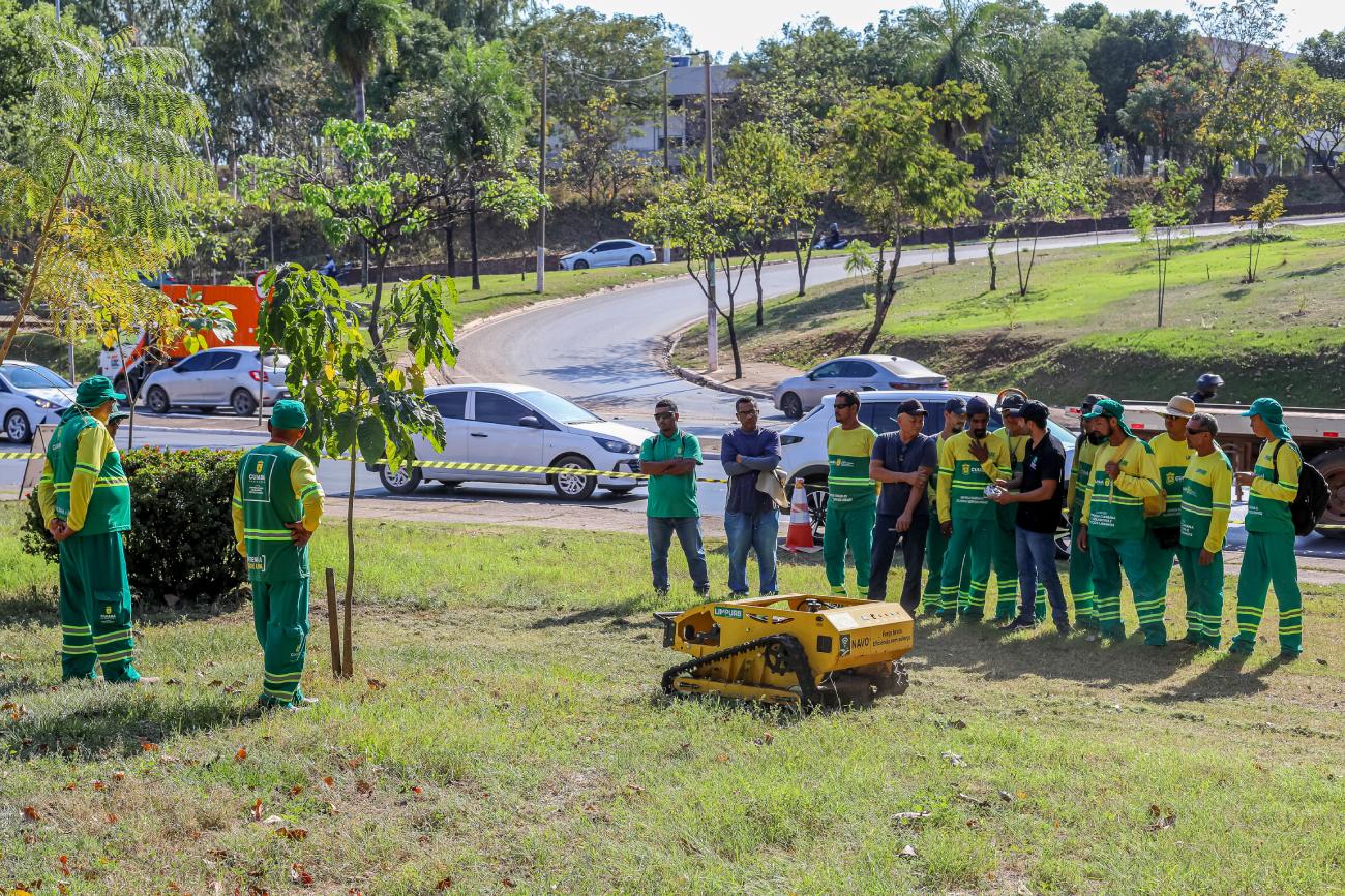 Limpurb capacita servidores para operar robôs de roçagem e ampliar eficiência dos serviços urbanos