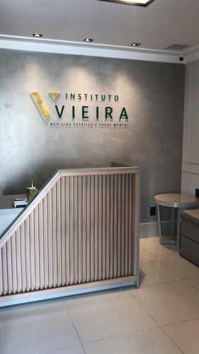 Recepção do Instituto Vieira, em Cuiabá: clínica aposta em estrutura acolhedora e atendimento integrado entre estética, saúde e bem-estar