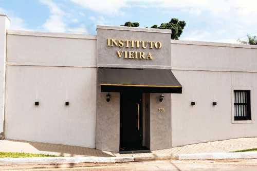 Localizado no bairro Duque de Caxias, em Cuiabá, o Instituto Vieira reúne medicina estética facial, corporal e atendimento em saúde mental.
