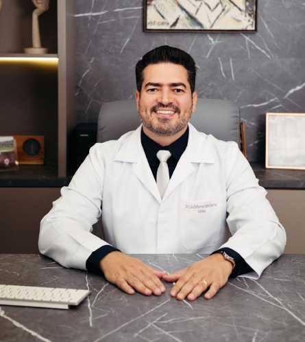 À frente da medicina estética do Instituto Vieira, o Dr. Luis Guilherme Vieira Barros atua com protocolos personalizados e foco em naturalidade, segurança e harmonia nos resultados